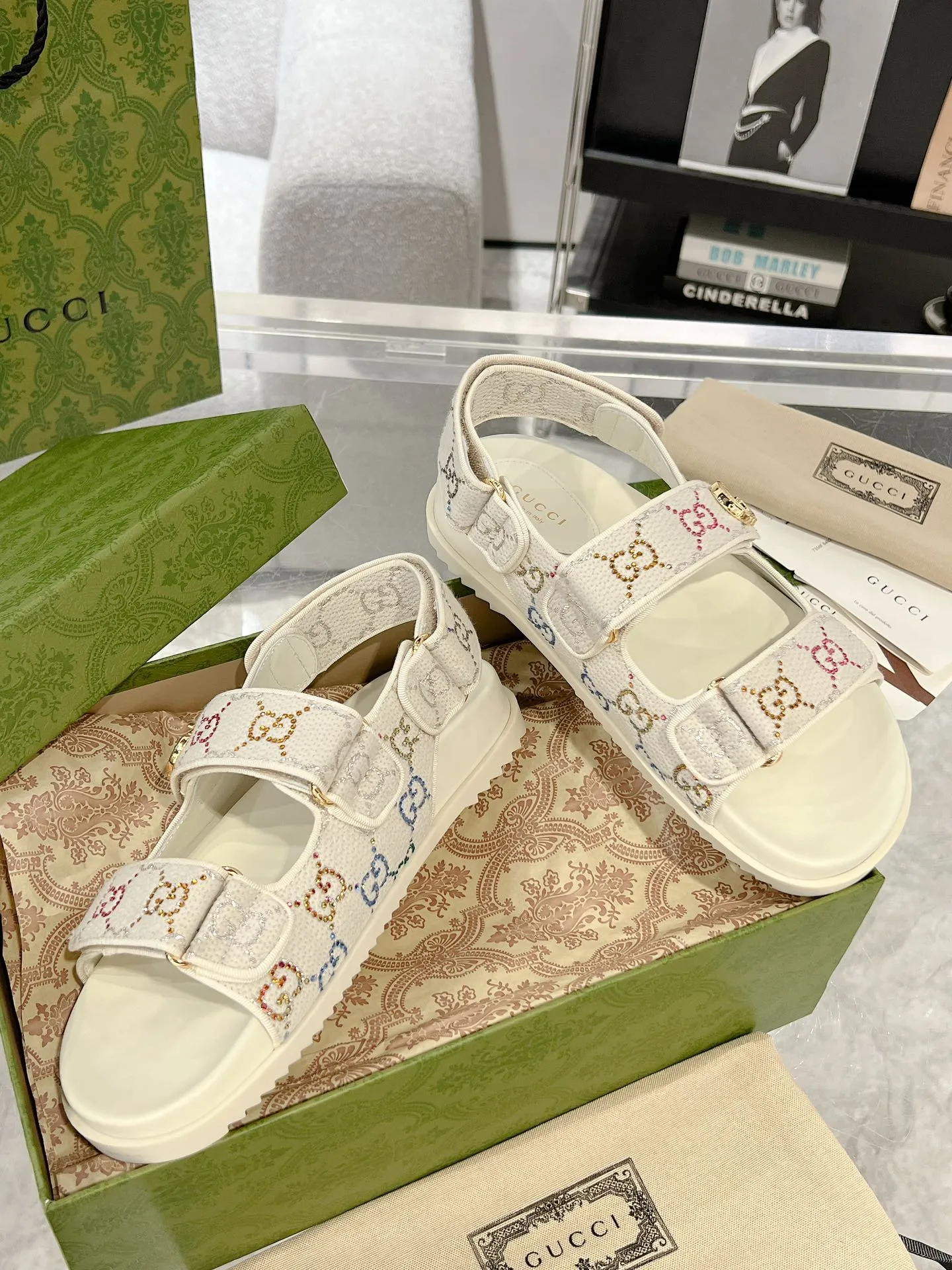 👟👟Ex-factory price 520👟👟 The latest Guccl24ss new product Double G women's Velcro sandals 😎 These flat sandals are designed with Velcro straps, which are modern and sporty, bringing comfort. This accessory is crafted from light blue and ivory white GG denim fabric. The upper straps are decorated with elegant Double G-shaped accessories, showing a unique style. Gucci’s classic presbyopic cloth surface…hot diamond surface…TPU non-slip outsole…ZP molded midsole feet…original metal buckle/rhinestone surface Code number: 35 to 42 (41.42 is custom-made and cannot be returned or exchanged)